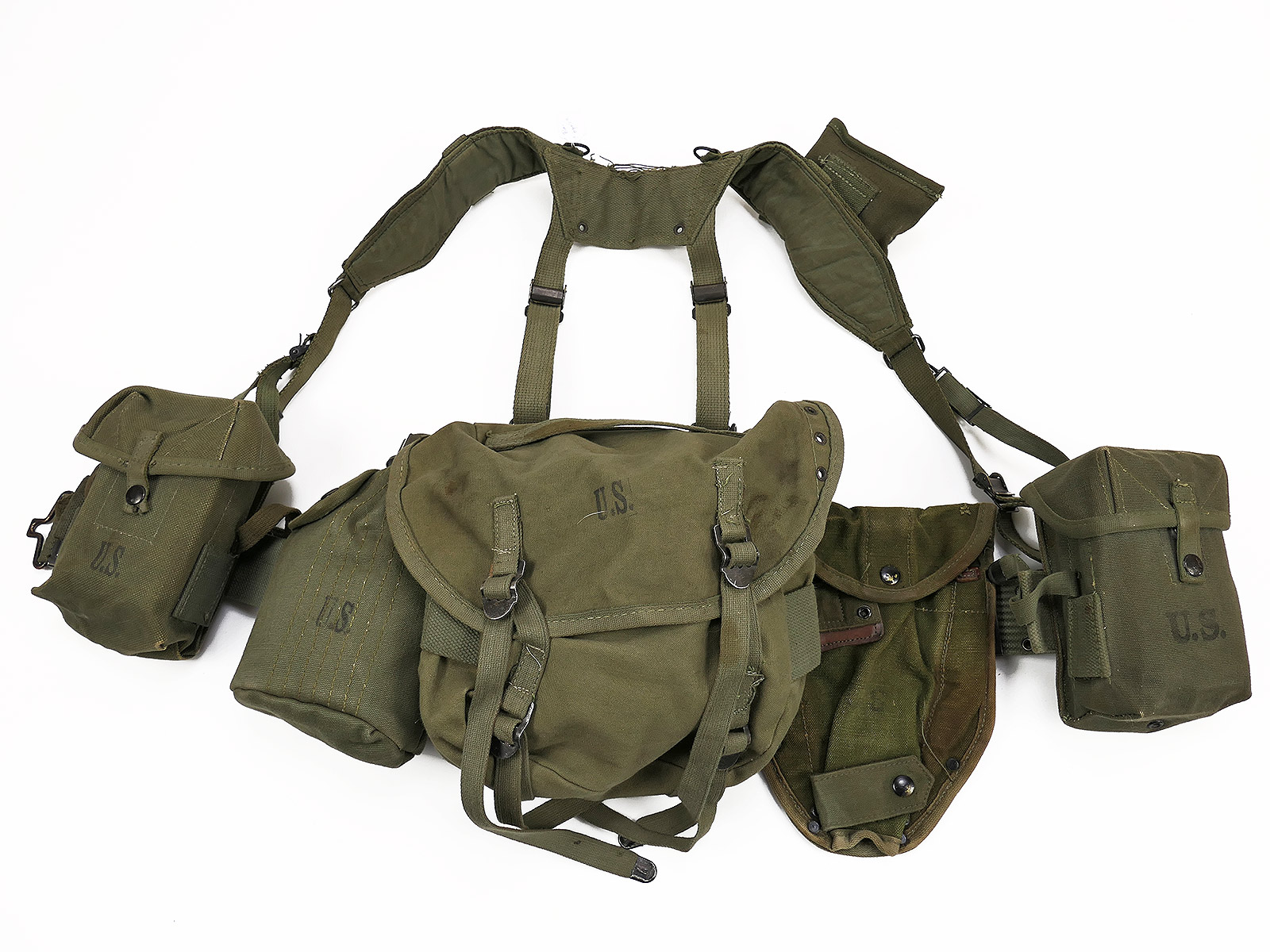 Film prop type M-1956 US Army Vietnam assault kit – Butt Pack, pistol belt, suspenders, canteen VIEW