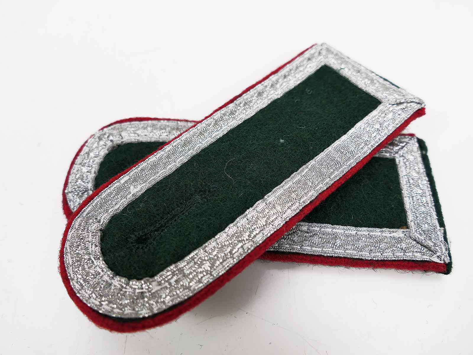 Wehrmacht M36 epaulettes for an artillery sergeant’s M1936 field tunic