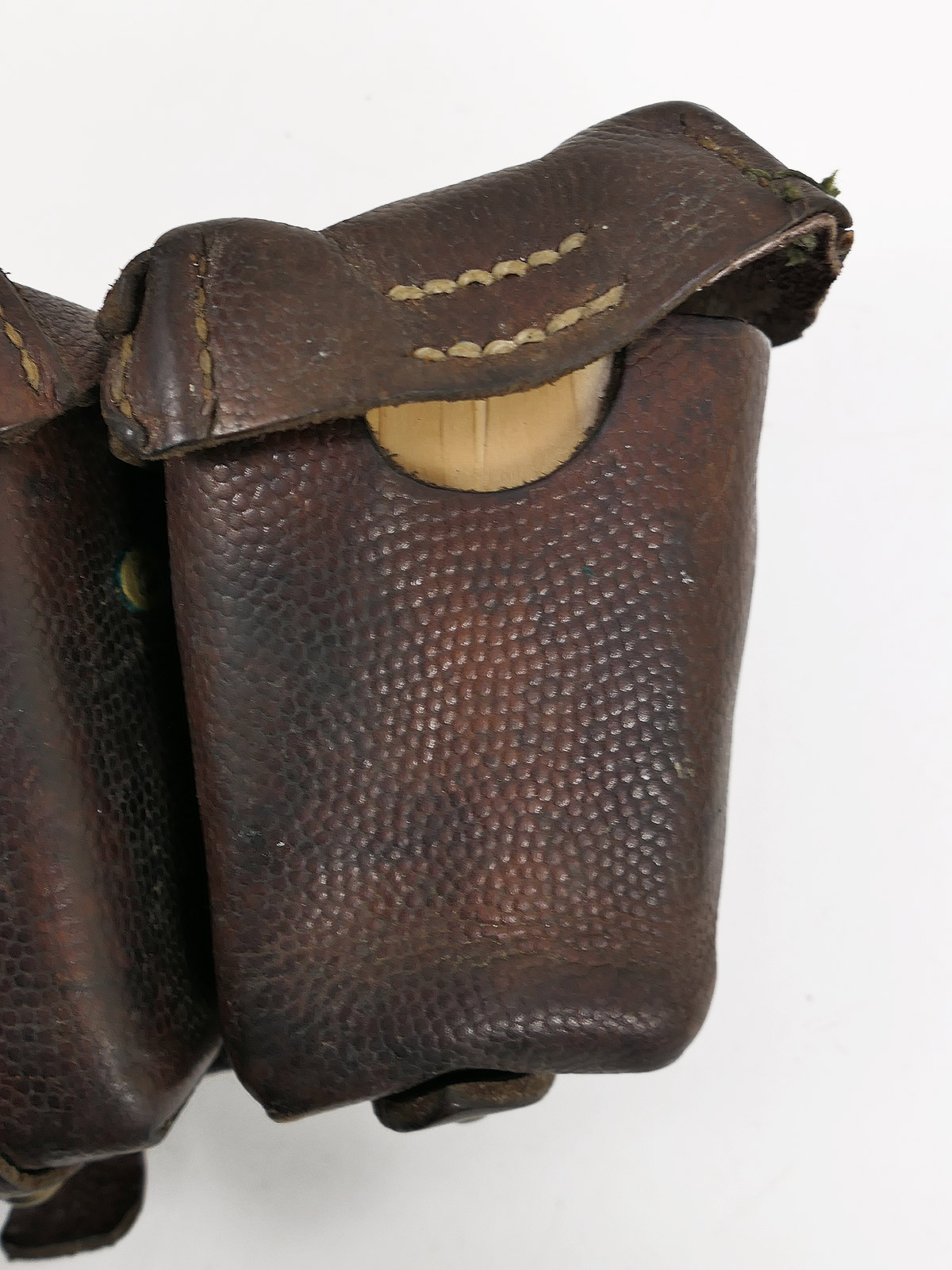 WW1 Original WW1 Cartridge Pouch 1914 – 1 fastening strap missing – COLLECTION BATTLE WORN