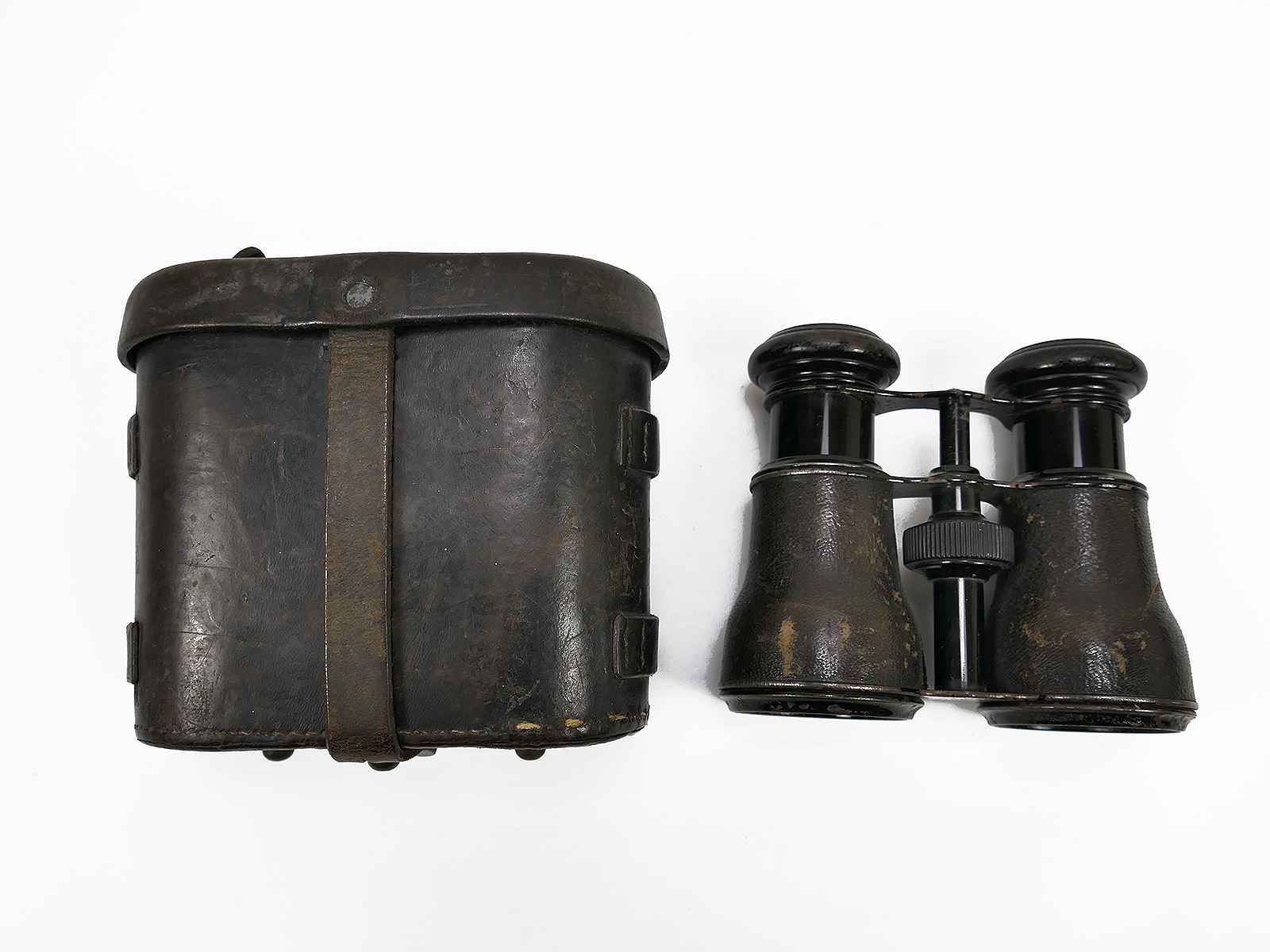 WK1 binoculars service glass with leather quiver container