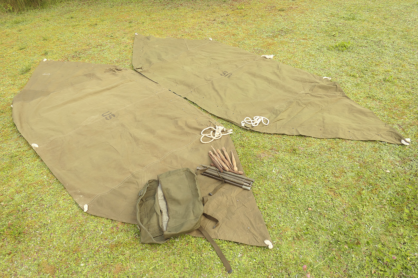 P1550435 #7 TYPE US WW2 tent 2x canvas shelter tent half + poles and wooden stakes - two-man tent