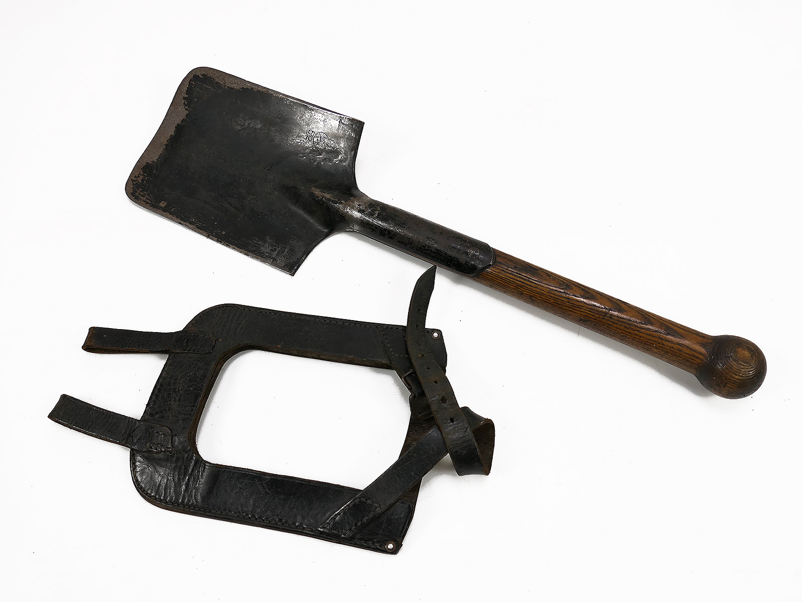 Antique infantry spade with hallmark, in a leather pouch / spade pouch – COLLECTION