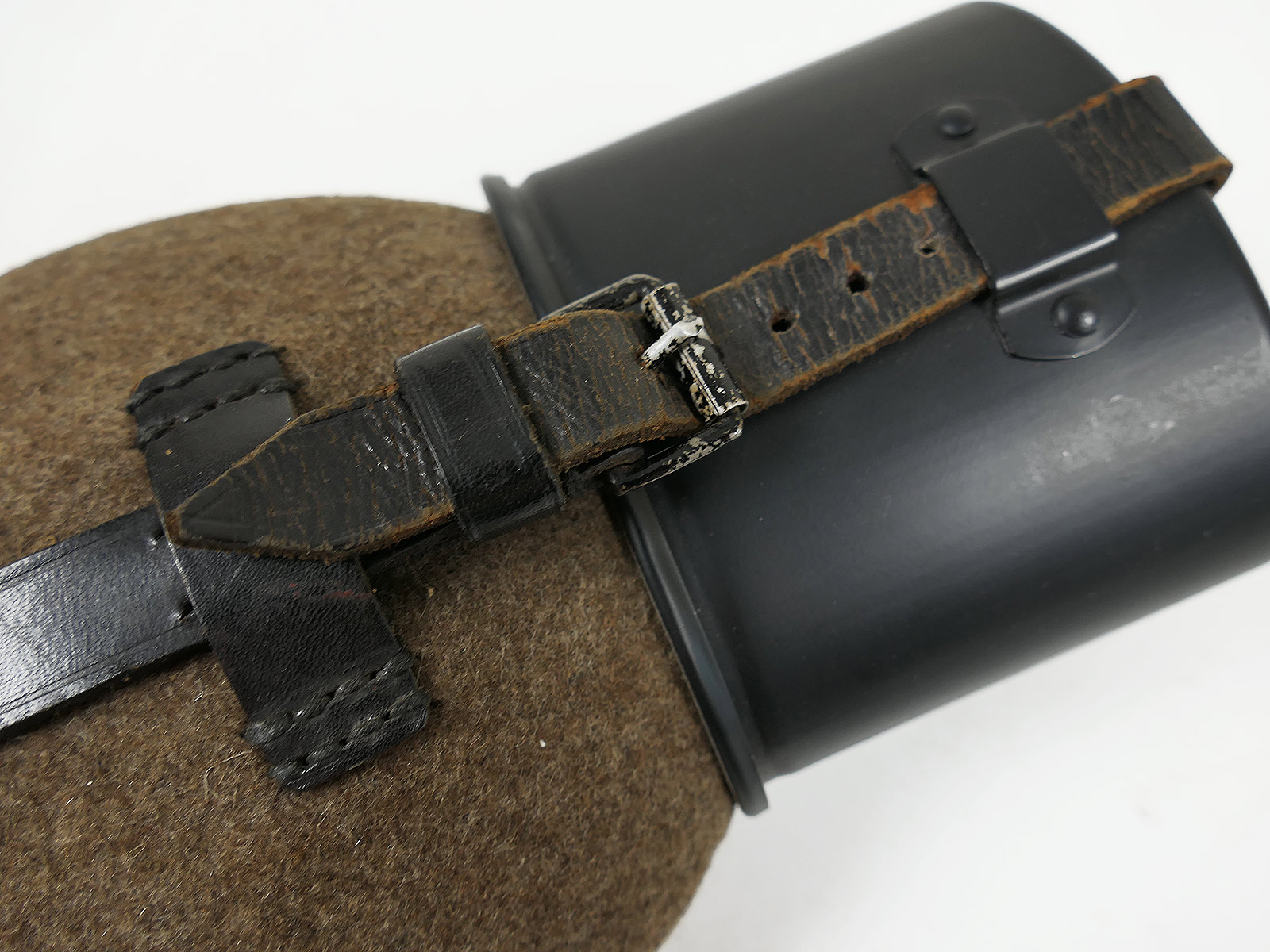 Wehrmacht SKN39 canteen with aluminium cup – COLLECTION BATTLE WORN