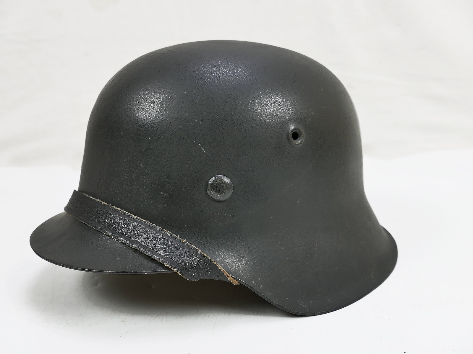 Original Luftwaffe M42 ET64 steel helmet with helmet lining and chin strap, size 57, BATTLE WORN