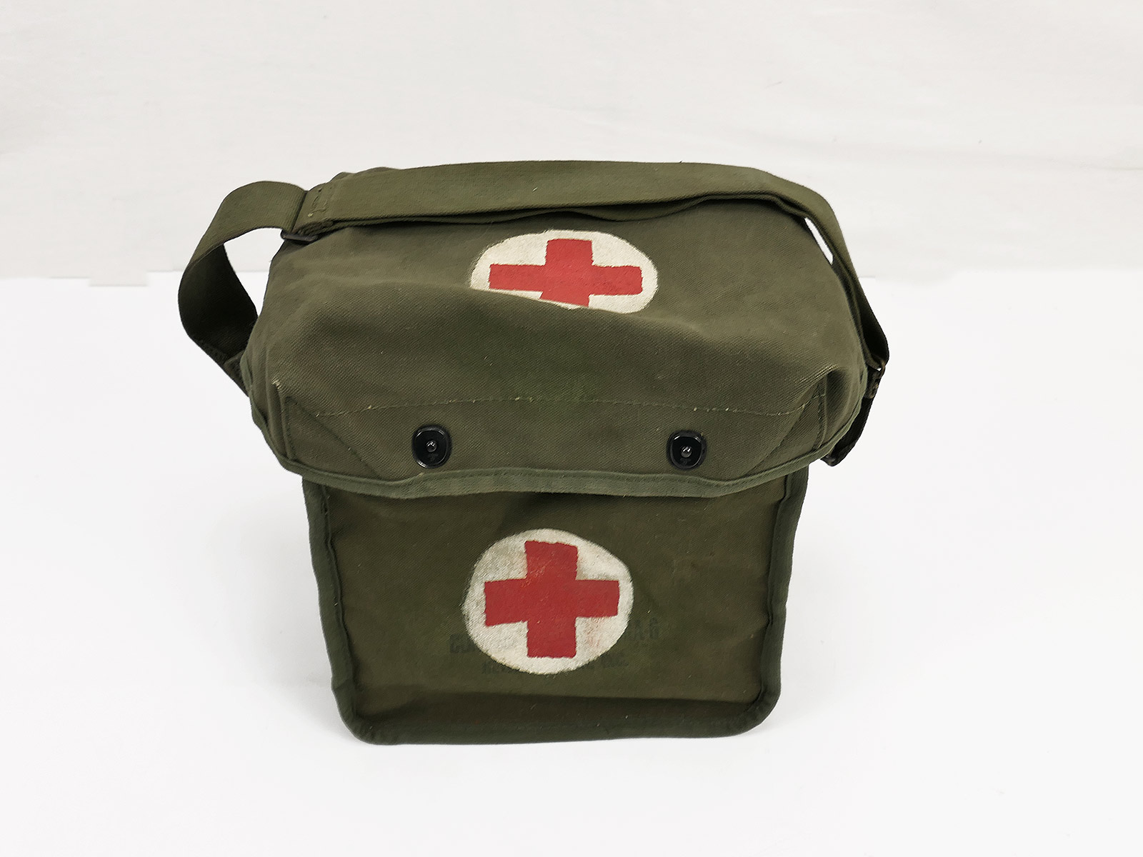 Original US Army WW2 Medical Bag olive late war medic bag with shoulder strap / Collection BATTLE WORN