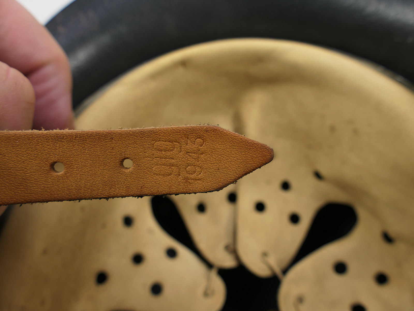 Original Luftwaffe M42 ET64 steel helmet with helmet lining and chin strap, size 57, BATTLE WORN
