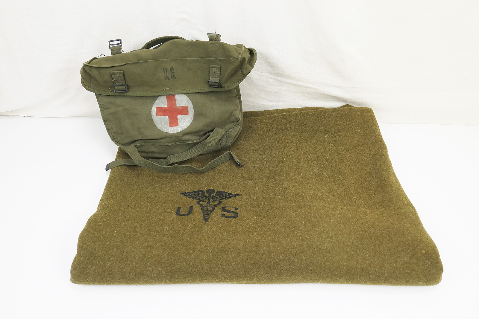 P1540880 #4 US Medic Pack Field Cargo M-1945 Bag + Wool virgin Blanket Aesculab Blanket Red Cross