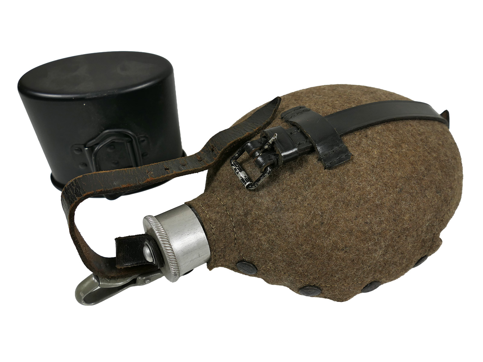 Wehrmacht SKN39 canteen with aluminium cup – COLLECTION BATTLE WORN