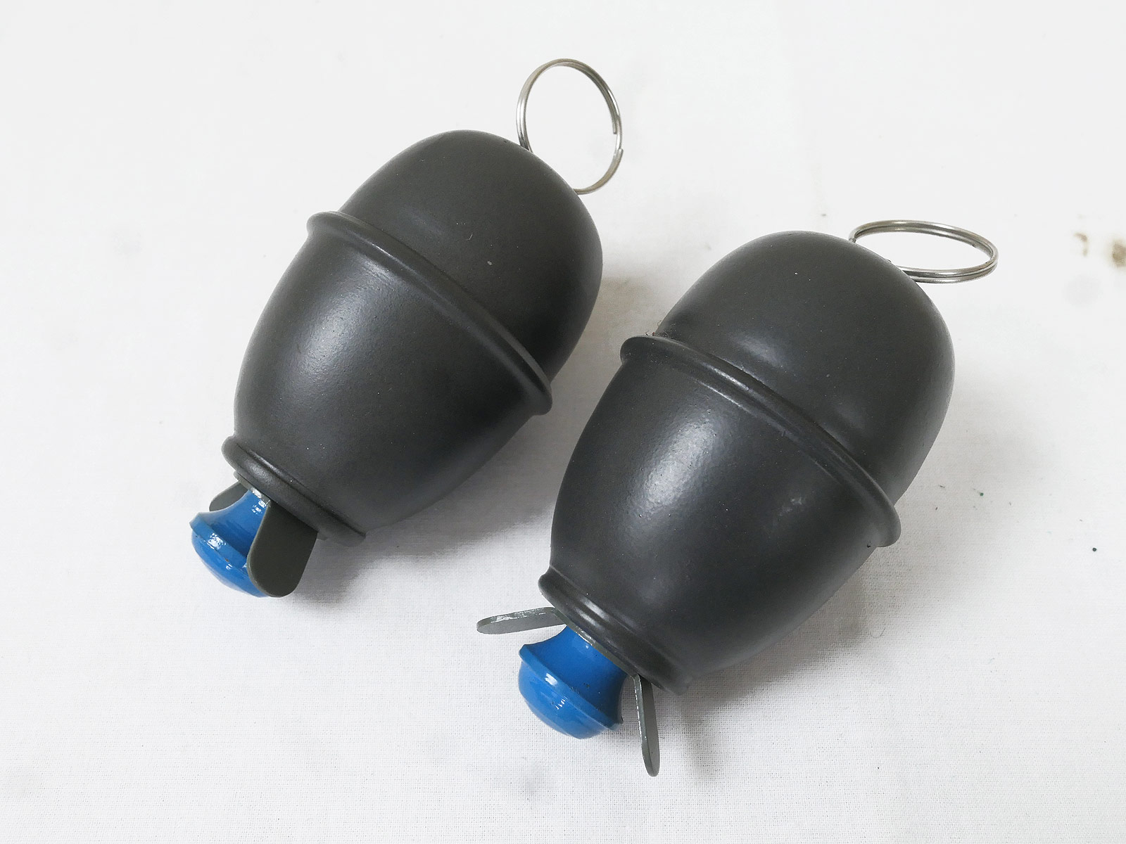 2x egg hand grenade M39 Wehrmacht DEKO 1:1 / fuse imitation unscrewable with booty coupling bag