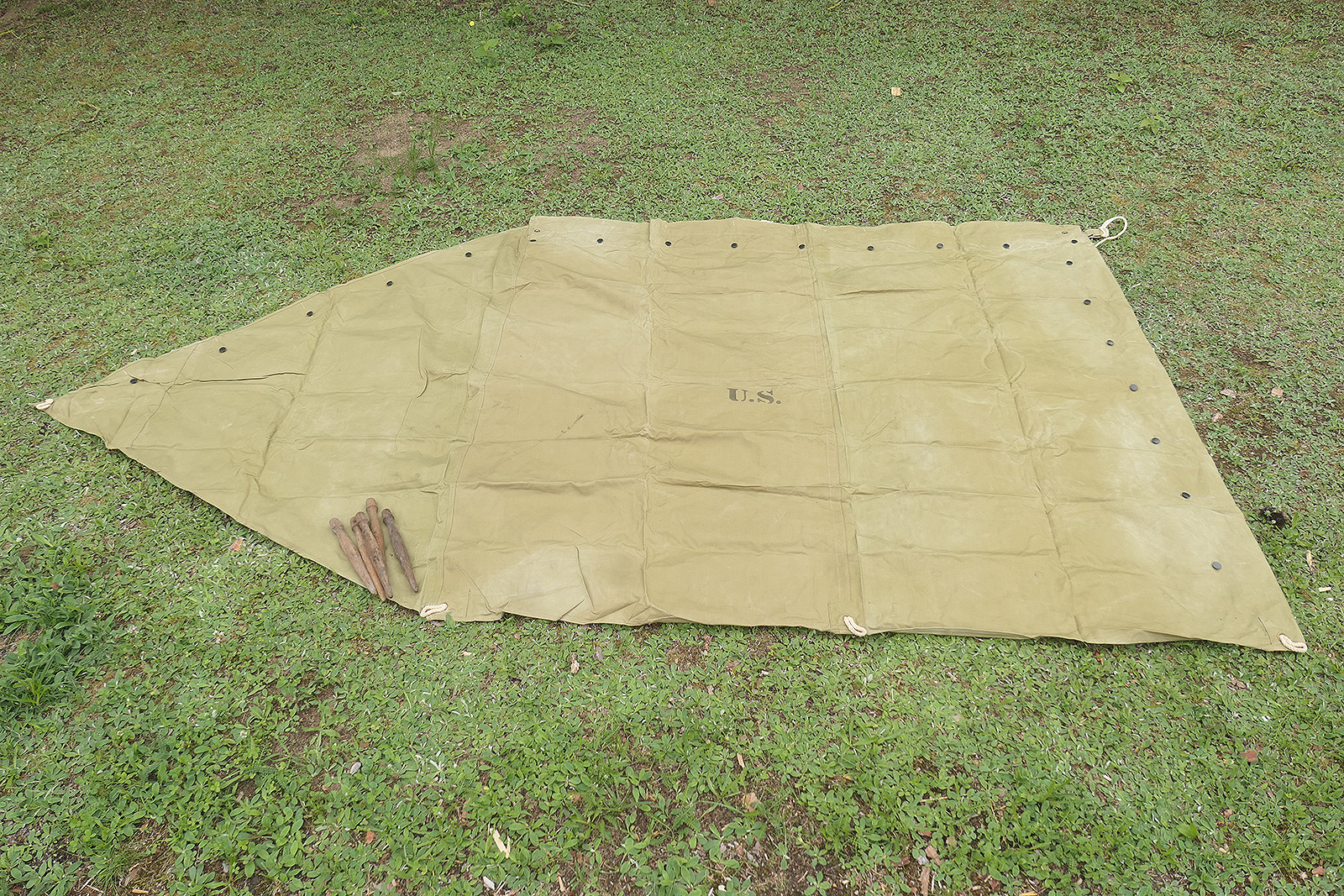 #1 US tent canvas shelter tent half 1942 + 5x wooden stakes