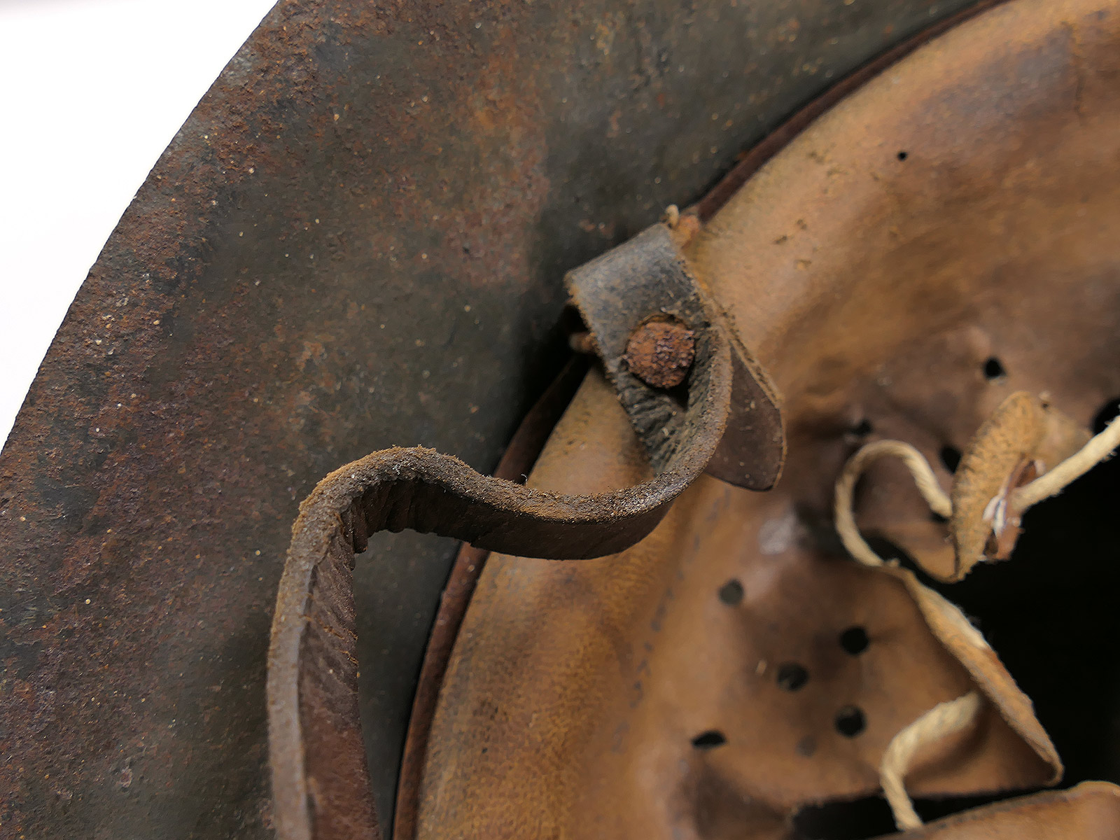 Wehrmacht SD M42 steel helmet with helmet lining and chin strap – ORIGINAL FIND FROM A BARN