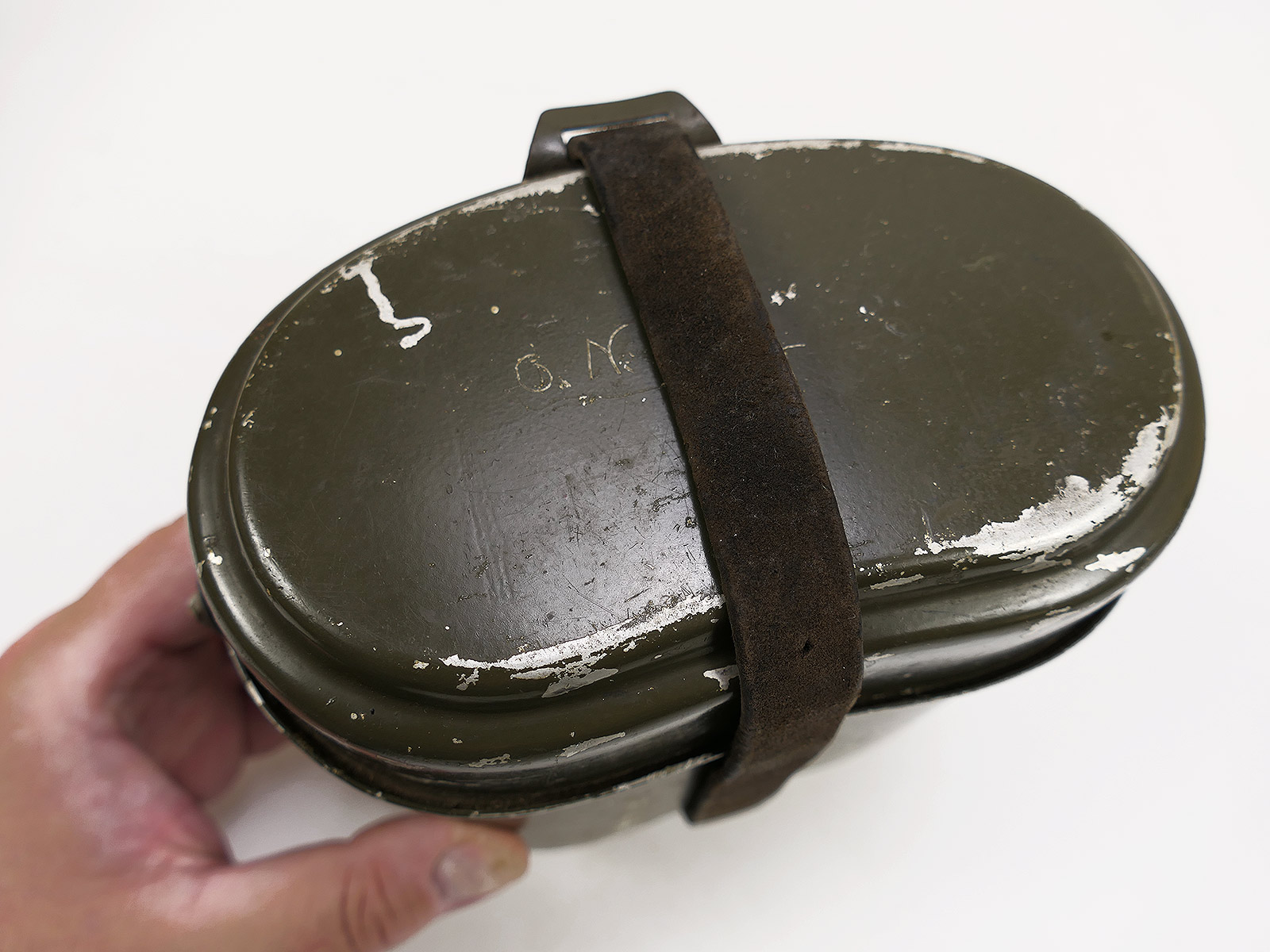 Wehrmacht cookware, manufacturer OHW 44, with leather strap – COLLECTION BATTLE WORN