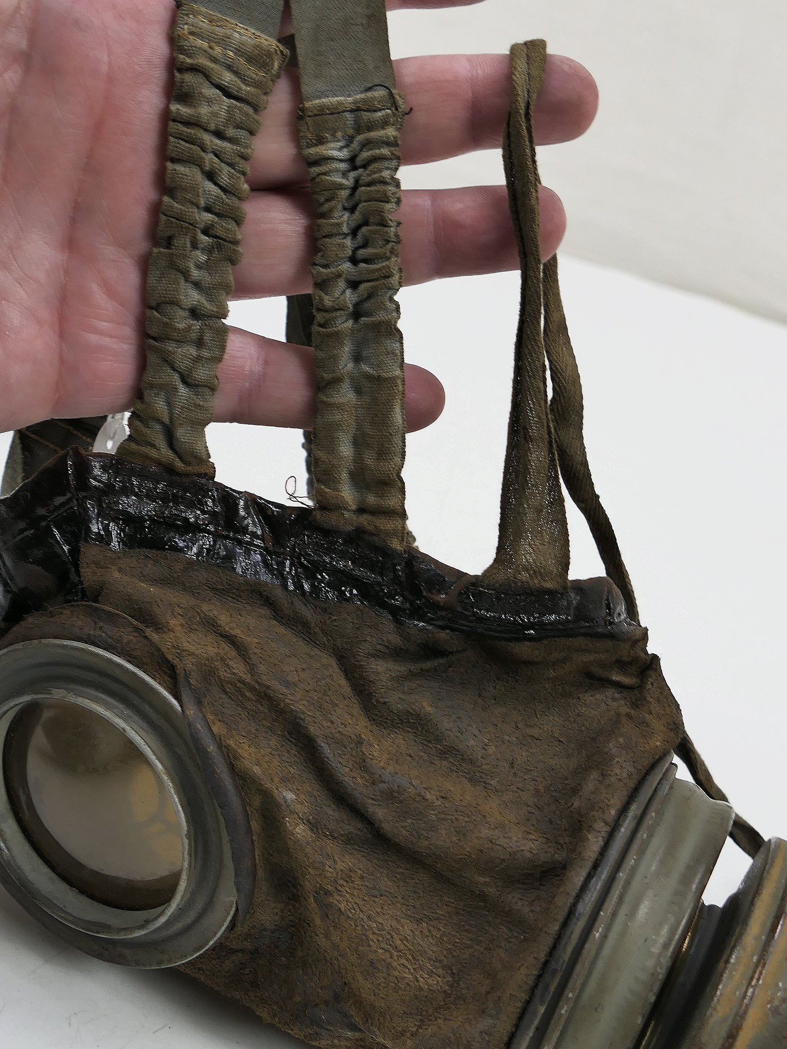 WK1 Original Leather Gas Mask M17 + Filter in Original Carry Case – COLLECTION BATTLE WORN