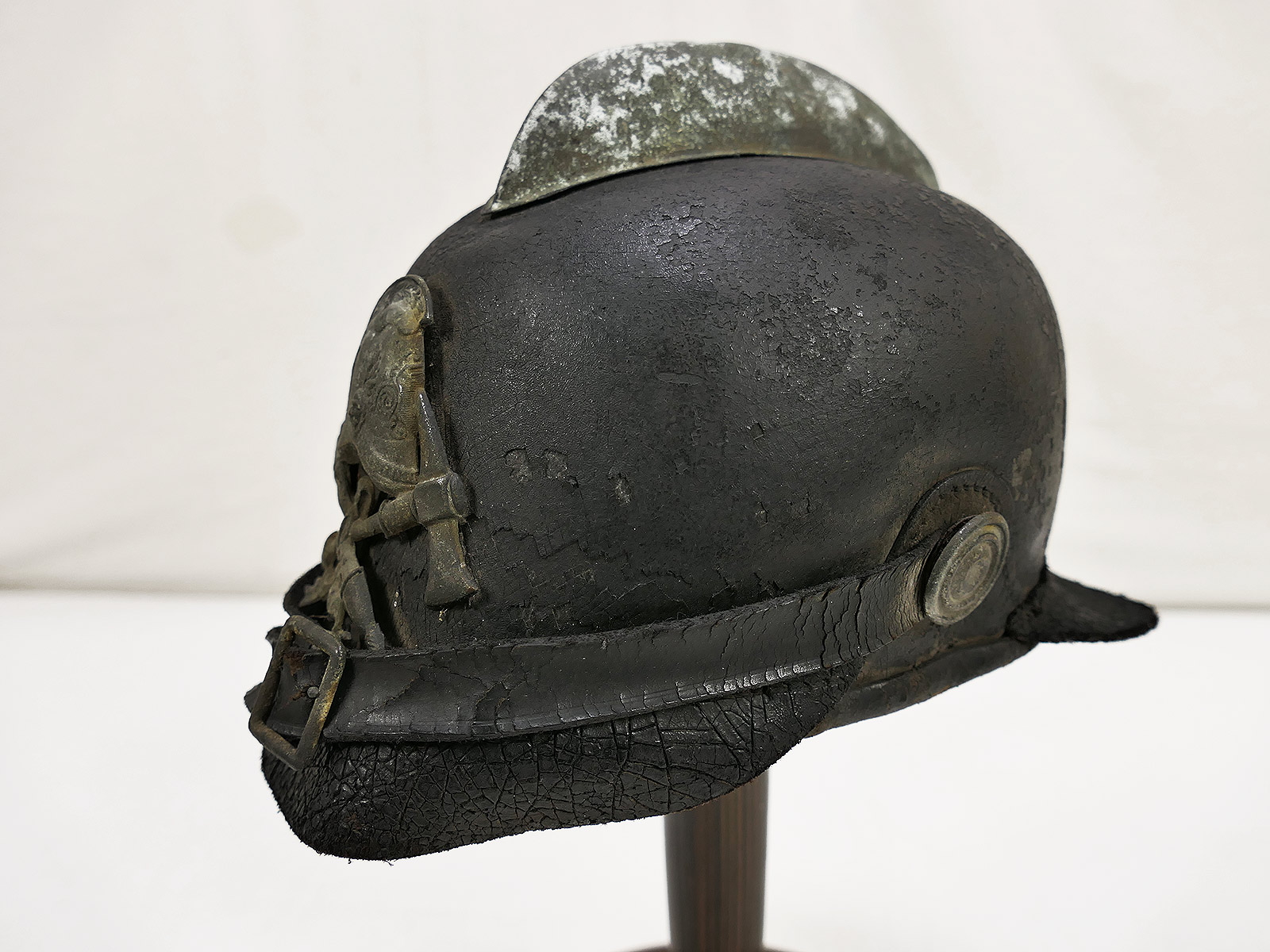 Original firefighter’s helmet – leather firefighter’s helmet decoration