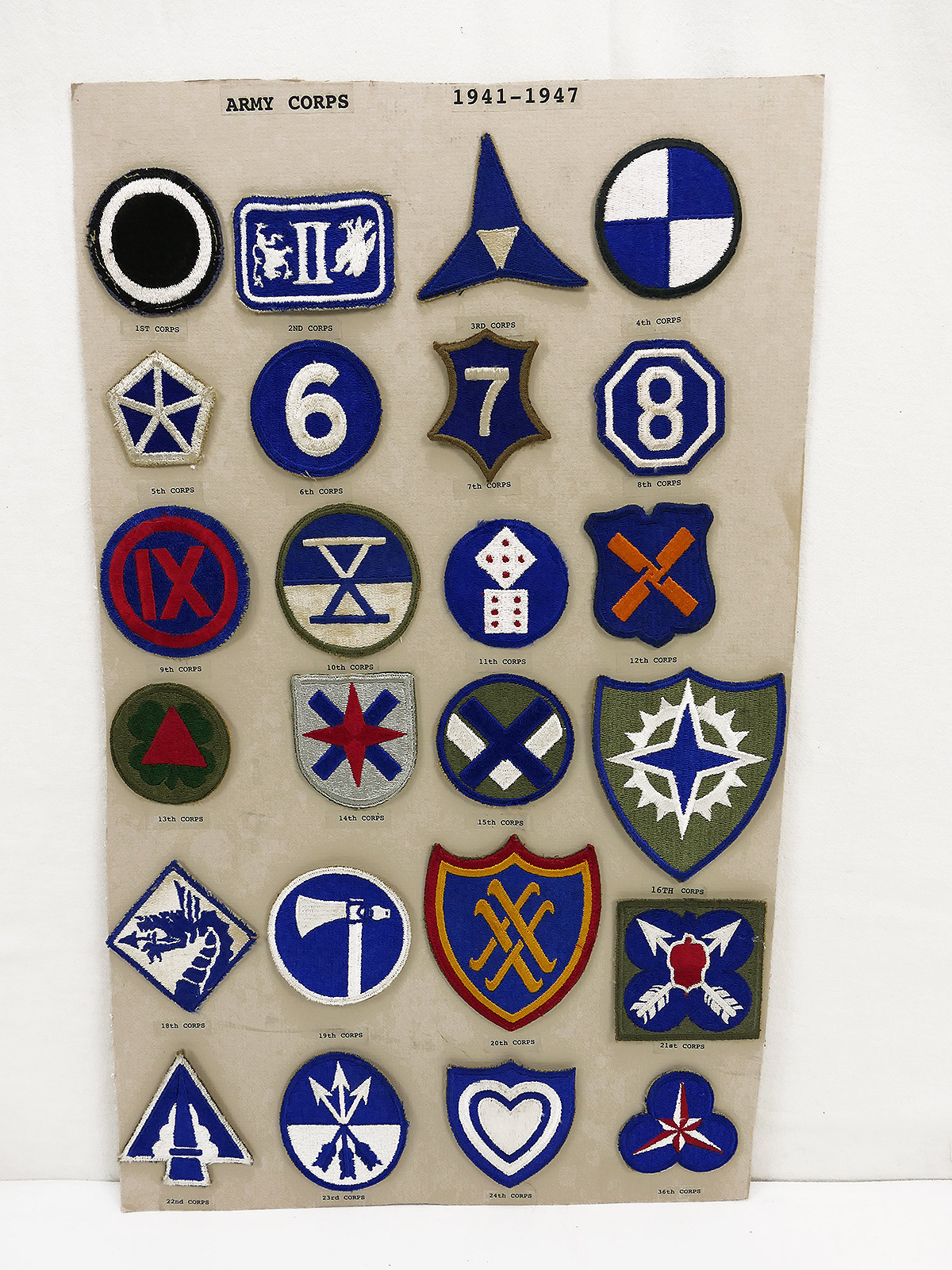 P1705110 Show Card / Display Board III with 24x US ARMY CORPS Patch Badge 1941-1947