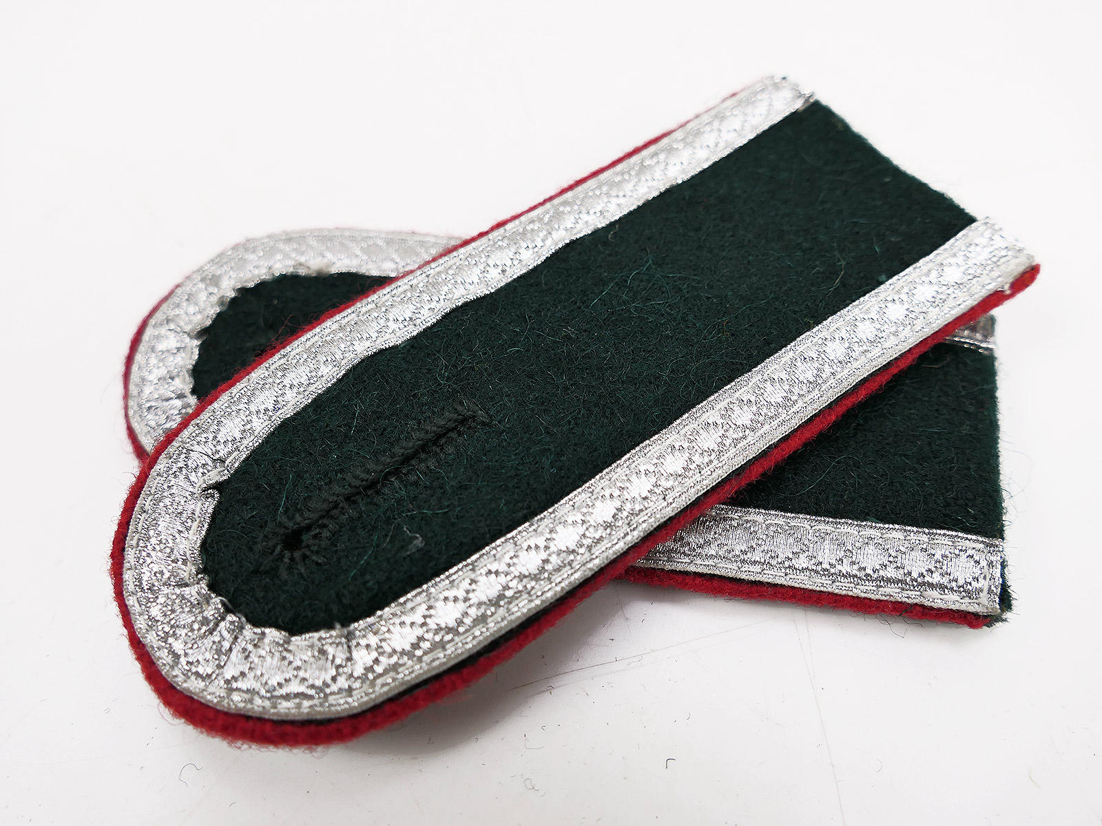 Wehrmacht M36 epaulettes for artillery non-commissioned officers, for the M1936 field tunic