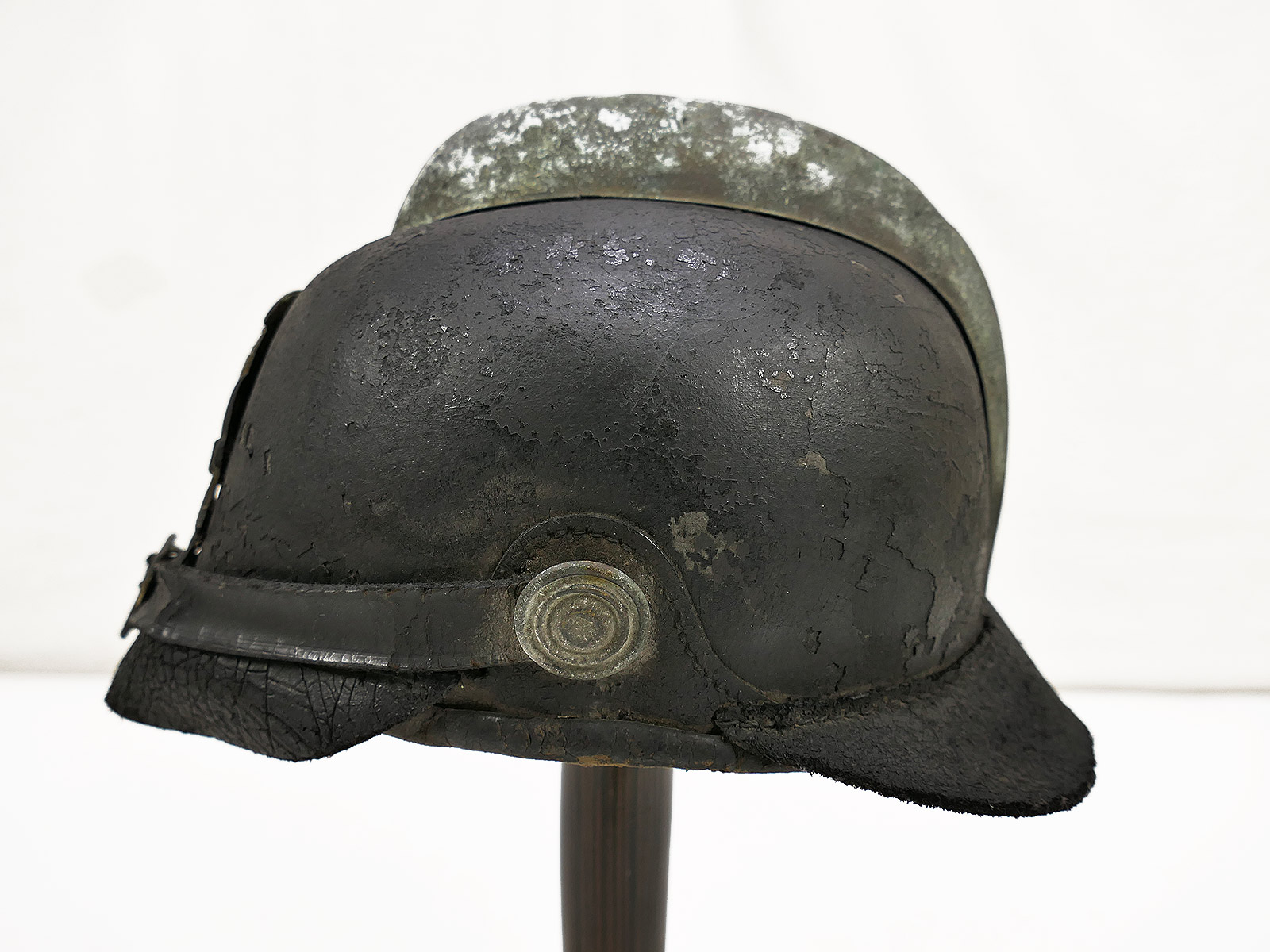 Original firefighter’s helmet – leather firefighter’s helmet decoration