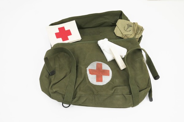 US Pack Field Cargo M-1945 medic bag with contents Red Cross Red Cross