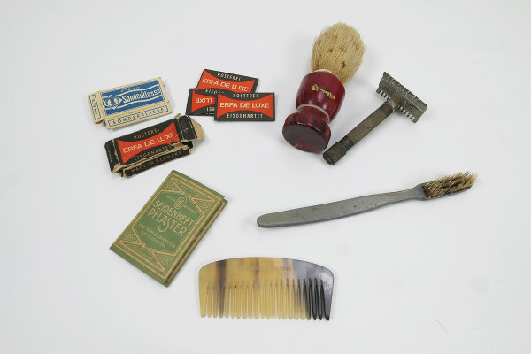 Wehrmacht personal equipment body care set - razor shaving brush blades toothbrush comb