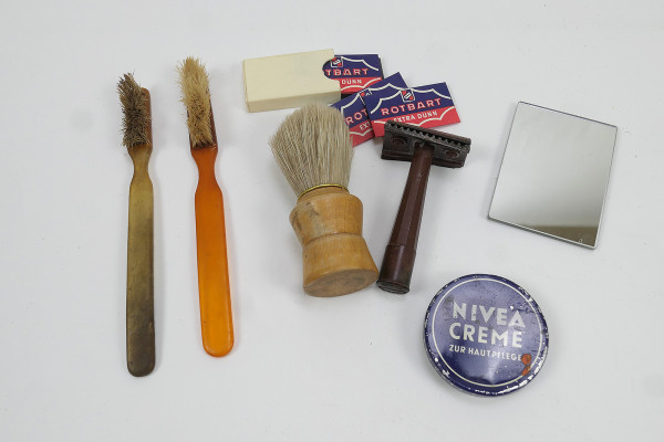 Wehrmacht personal equipment body care set - razor shaving brush blades toothbrush mirror