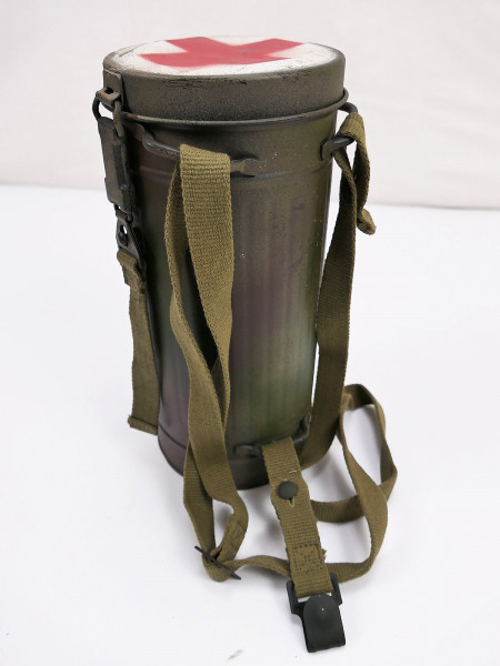 Red Cross gas mask can Normandy camouflage Red Cross paramedic with armor