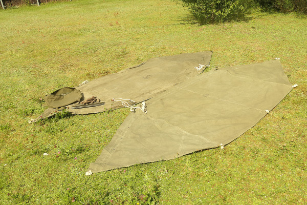 #8 TYPE US WW2 tent 2x canvas shelter tent half + poles and wooden stakes - two-man tent