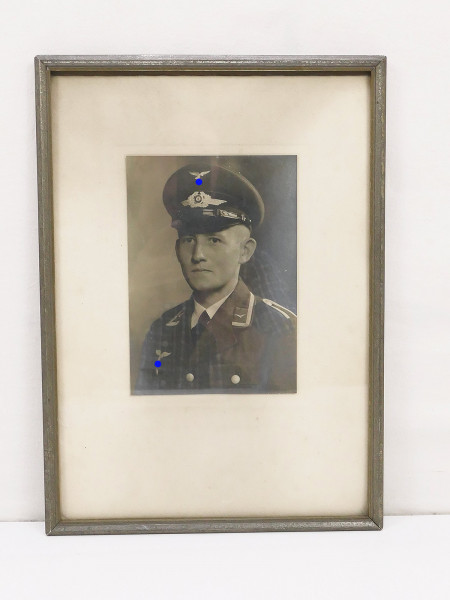 Photo / PK / Portrait of young air force non-commissioned officer in uniform with peaked cap in picture frame