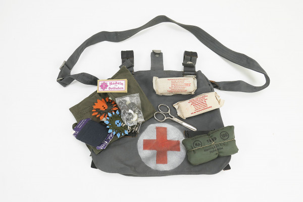 WL medic haversack set Red Cross blue-grey with carrying strap and first aid kit Luftwaffe WW2 LW