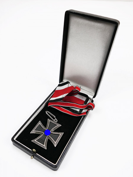 Set Wehrmacht Knight's Cross L/12 "800" with LDO case / award case and collar ribbon