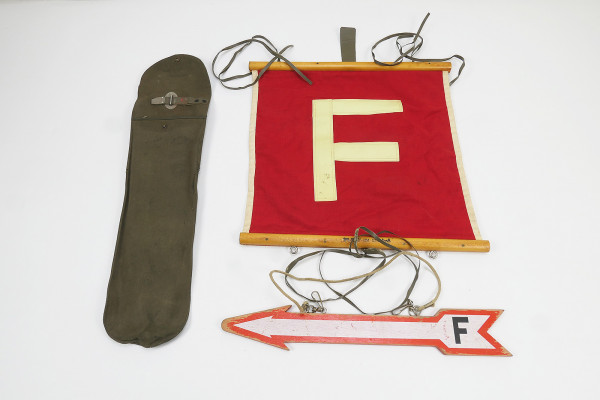 #19 Type Wehrmacht radio telecommunication arrow marking telecommunication flag radio flag