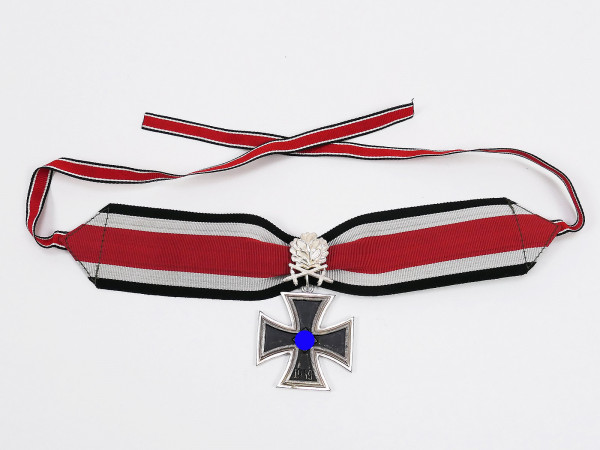 Wehrmacht Knight's Cross of the Iron Cross 1939 with oak leaves / swords and collar ribbon