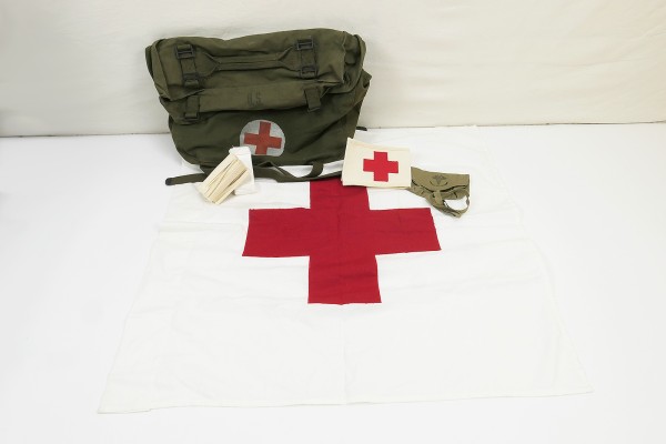 US Pack Field Cargo M-1945 medic bag with contents Red Cross Red Cross flag first aid kit