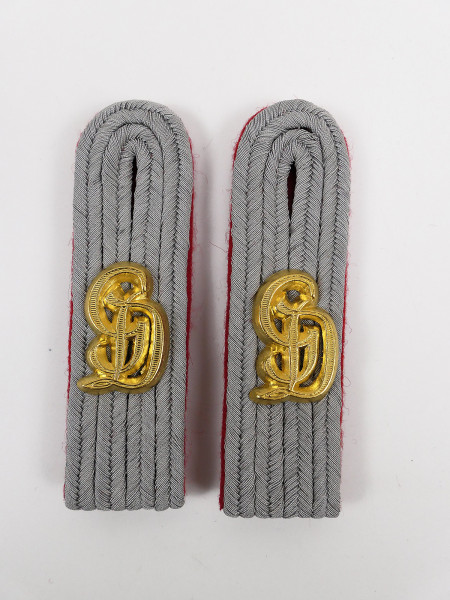 Epaulettes Great Germany Artillery Red Officers epaulettes with golden metal overlays