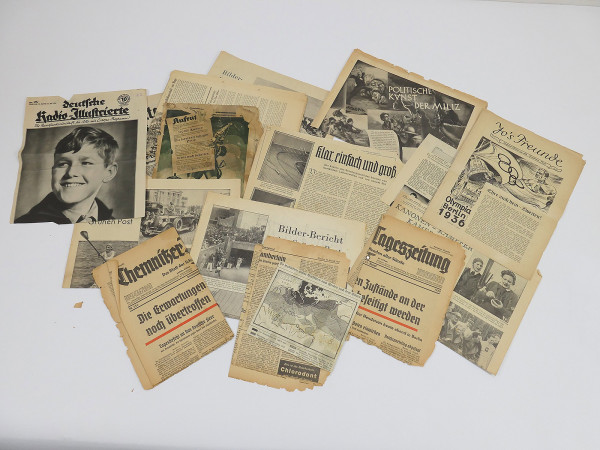 Mixed lot of clippings Parts of newspapers / newspaper clippings Newspaper sheets from the period