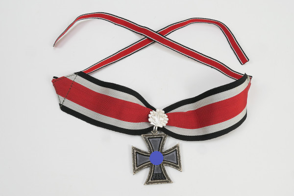 Wehrmacht Knight's Cross of the Iron Cross 1939 with oak leaves and collar ribbon