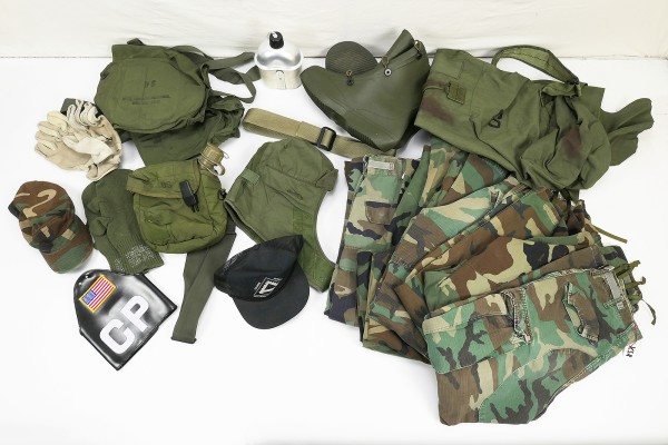 US Army Konvolut 1980`s - Woodland pants - canteen - gas mask bags - duffel bag - caps`s