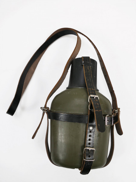 Original Bundeswehr BW canteen intermediate model AWS 58 with aluminum cup + carrying frame