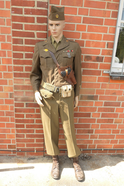 US ARMY WW2 uniform and equipment of a Corporal Tank Destroyer on doll
