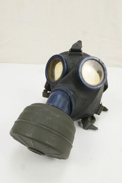 Wehrmacht gas mask protective mask Gr.3 1944 rubber + filter FE41
