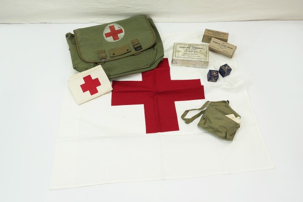 Type WW2 US medic set musette bag with contents dressings armband Red Cross