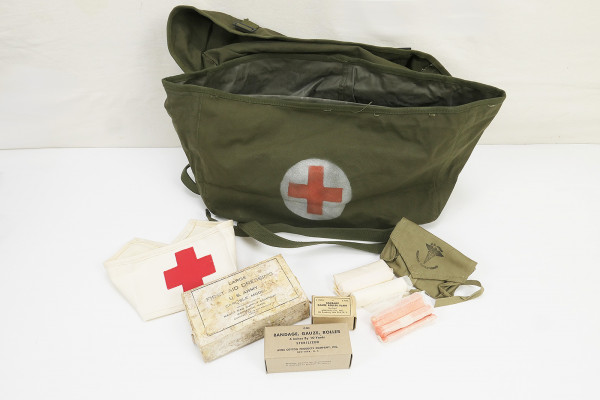 #B US Pack Field Cargo M-1945 Medic bag with contents Red Cross Red Cross first aid kit