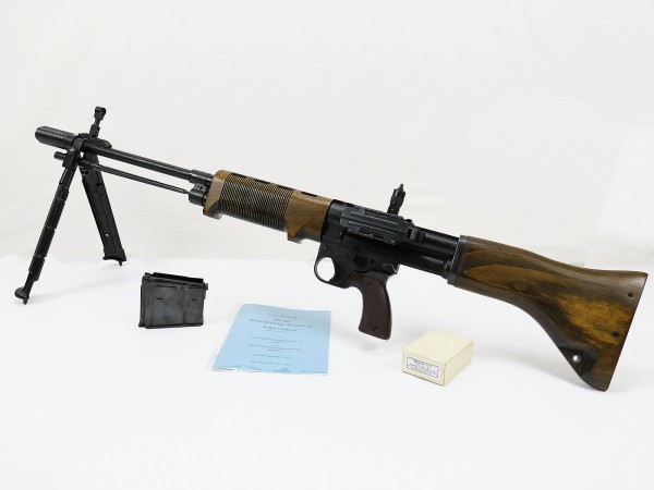 Wehrmacht paratrooper rifle FG42 type 2 cal. 8x57 from SHOEI (model weapon)