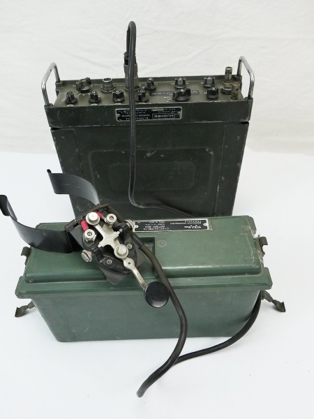 US ARMY VIETNAM RADIO HUGHES PRC-74 Radio with Battery Box + Morse Key