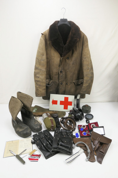 Militaria Konvolut - Holster canteen boots awards ..... Wehrmacht