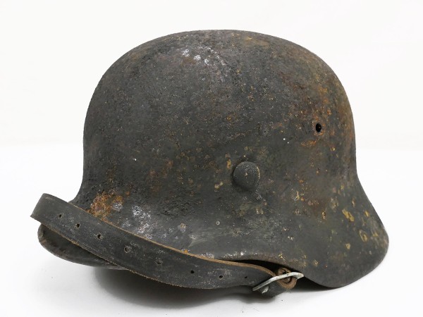 Wehrmacht steel helmet M40 bell 64 with helmet lining Gr.57 + chin strap from museum liquidation