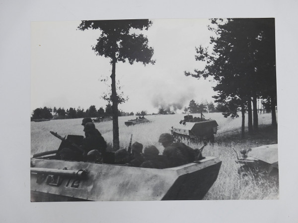 Poster / Picture Armored personnel carrier with grenadiers weapons SS Eastern Front (40x30cm)