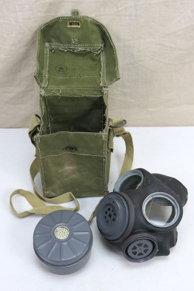 Original WW2 British Army gasmask English gas mask + gas mask bag