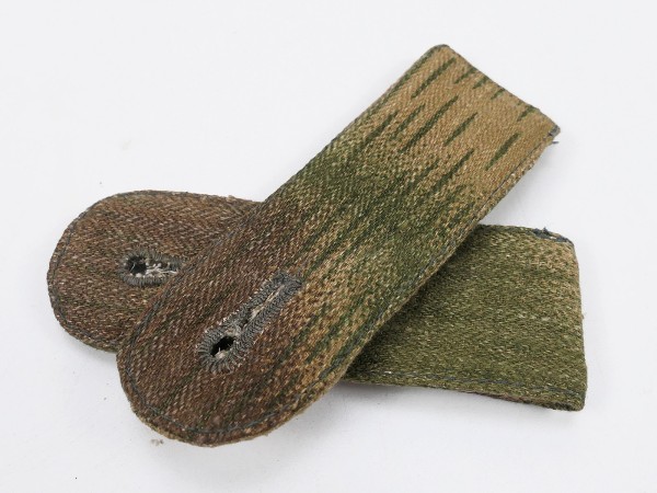 Wehrmacht 1x pair of herringbone swamp camouflage epaulettes original fabric