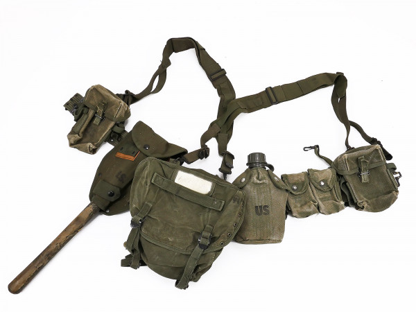 US ARMY Vietnam M1956 assault pack - Pistol Belt magazine pouches folding spade canteen butt pack