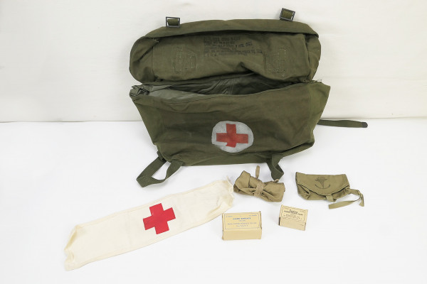 #1 US Pack Field Cargo M-1945 Medic bag with contents Red Cross Red Cross first aid kit